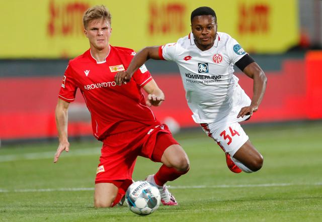 人们纷纷质 人们纷纷质